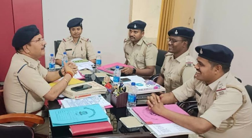 पुलिस इंस्पेक्टर ने थाना प्रभारियों के साथ की बैठक, दिये कई निर्देश