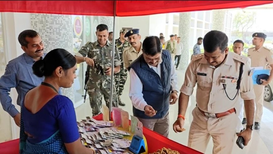 डीसी-एसपी ने पलाश हर्बल गुलाल बिक्री सह प्रदर्शनी का किया उद्घाटन