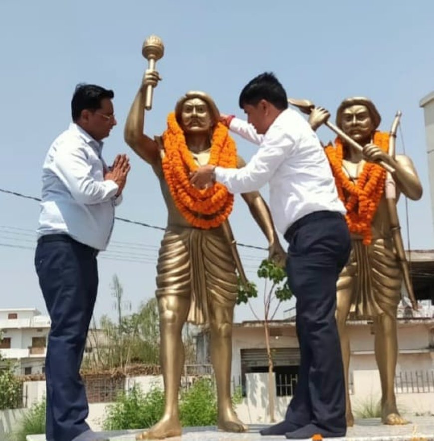 डीसी ने शहीद नीलांबर पीतांबर को दी श्रद्धांजलि