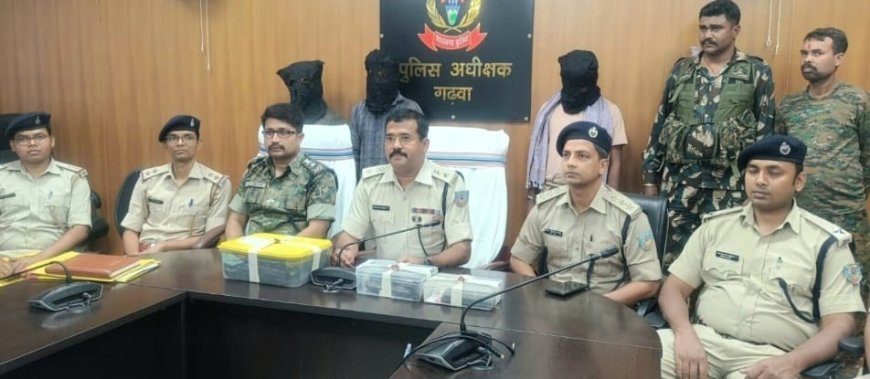 नक्सली के नाम पर लेवी वसूलने वाले सरगना सहित तीन गिरफ्तार, देसी कट्टा समेत कई सामान बरामद