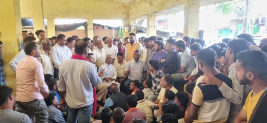 विश्रामपुर : सैरात वसूली व थाना प्रभारी के कथित दुर्व्यवहार को लेकर व्यवसायियों में आक्रोश