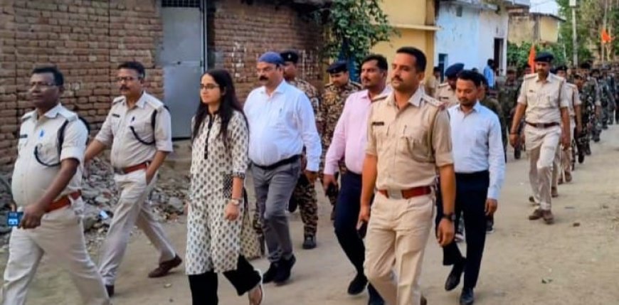 रामनवमी पूजा को लेकर विश्रामपुर पुलिस ने नप मुख्यालय में किया फ्लैग मार्च