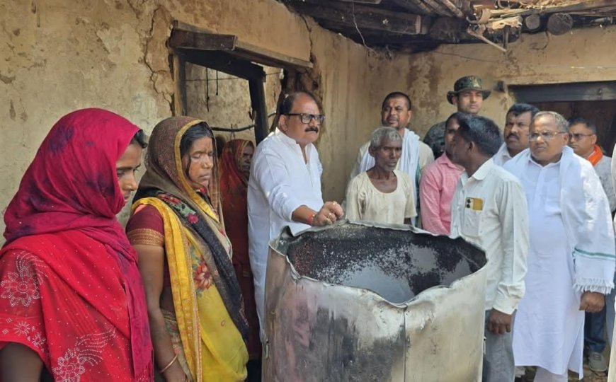 पूर्व मंत्री ने की आगलगी की घटना में पीड़ित परिवारों से की मुलाकात