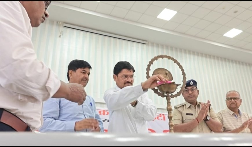 रक्तदान करते रक्तदाता मेगा रक्तदान शिविर का आयोजन, डीसी ने किया रक्तदाता को सम्मानित