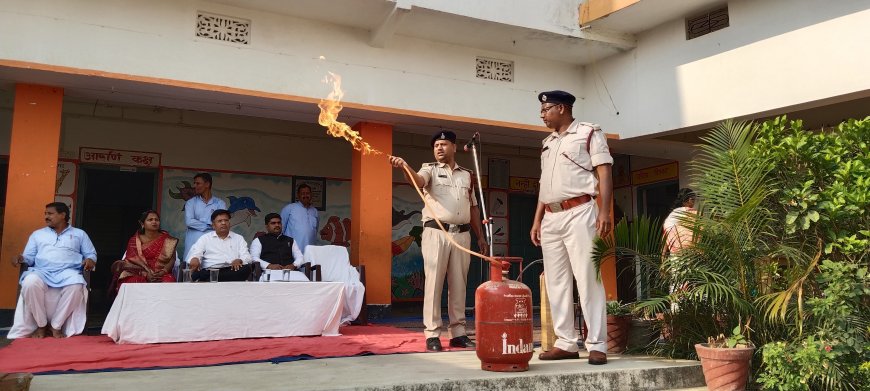 मॉक ड्रिल करते सविमं में अग्निशमन सेवा सप्ताह के तहत मॉक ड्रिल का हुआ आयोजन