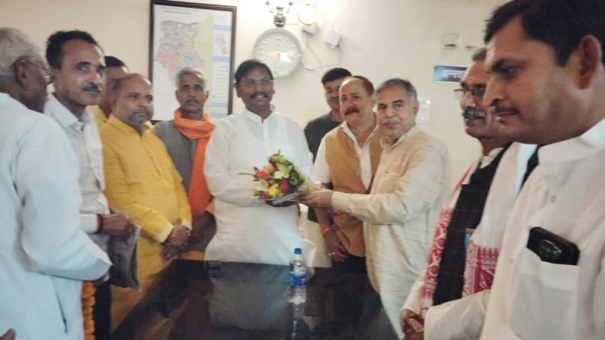 निजी दौरे पर आये पूर्व केंद्रीय मंत्री ने प्रशासन से ली सिंचाई योजनाओं की जानकारी