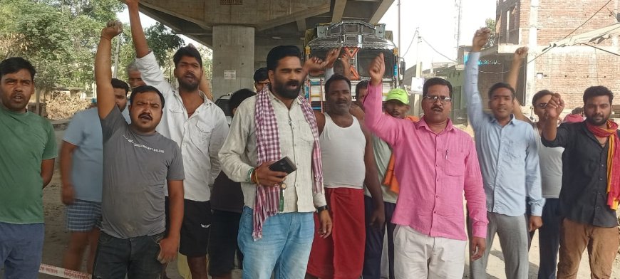मेराल में निर्माणाधीन एनएच पर पानी छिड़काव नहीं करने से लोगों का जीना हुआ मुहाल