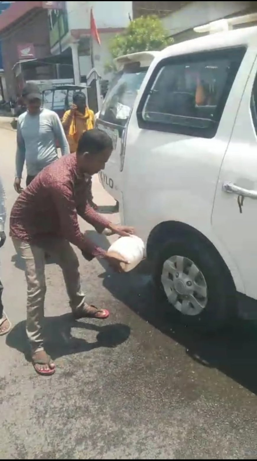 चलती जाइलो कार में लगी आग, बाल-बाल बचे लाेग