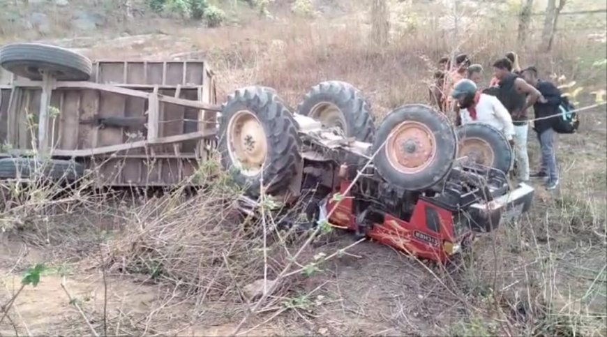 अनियंत्रित ट्रैक्टर के पलटने से चालक की हुई मौत, दूसरा घायल