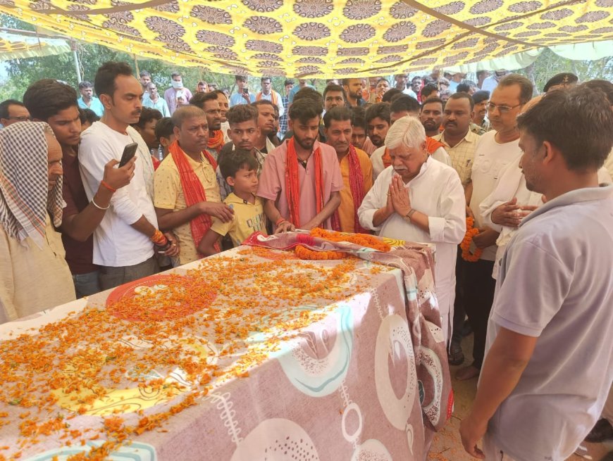 सेना के मृत जवान के घर पहुंचे सांसद, किया नमन