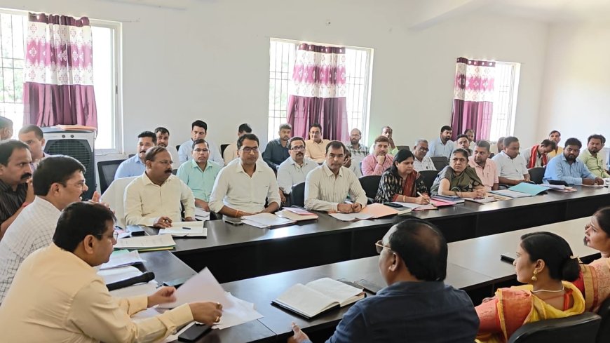 डीसी ने अफसरों, प्रतिनिधियों एवं कर्मियों के साथ बैठक कर की विकास योजनाओं की समीक्षा