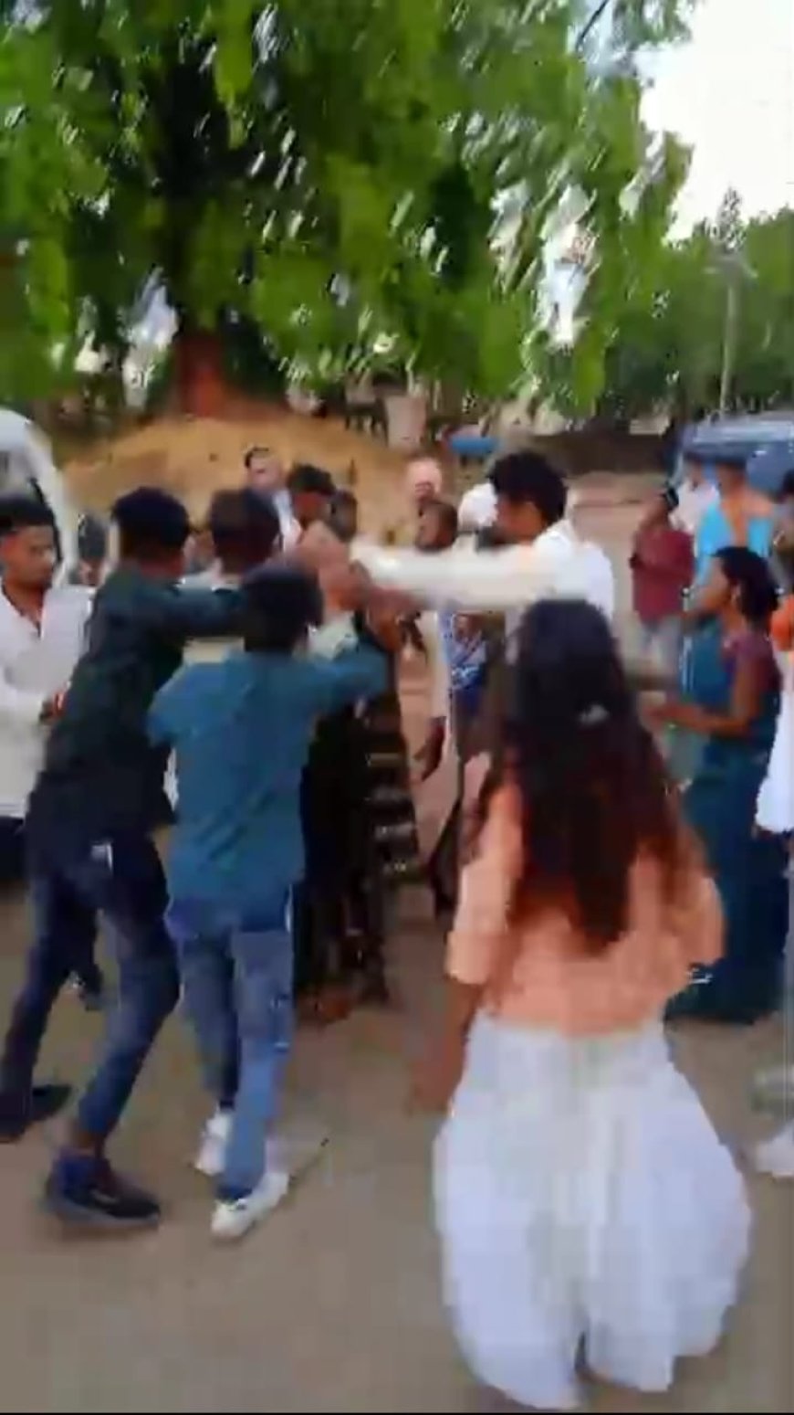 शादी समारोह में जमकर मारपीट, दो घायल