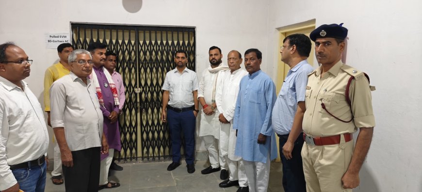 डीसी ने किया ईवीएम वेयरहाउस का निरीक्षण