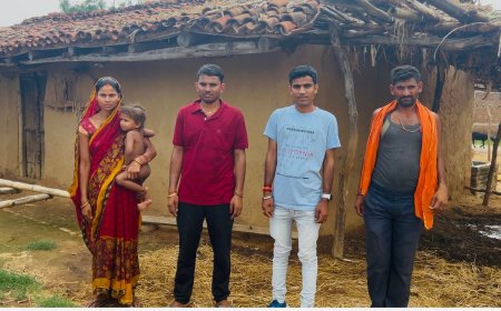 दो महीने से मुआवज़े की आस में टकटकी लगाए बैठे हैं किसान