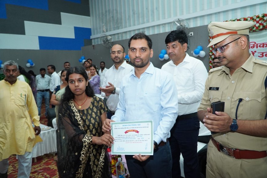 डीसी ने टॉपर को दिये टैबलेट और मोबाईल कहा, अगली बार मिलेगा एक लाख का इनाम