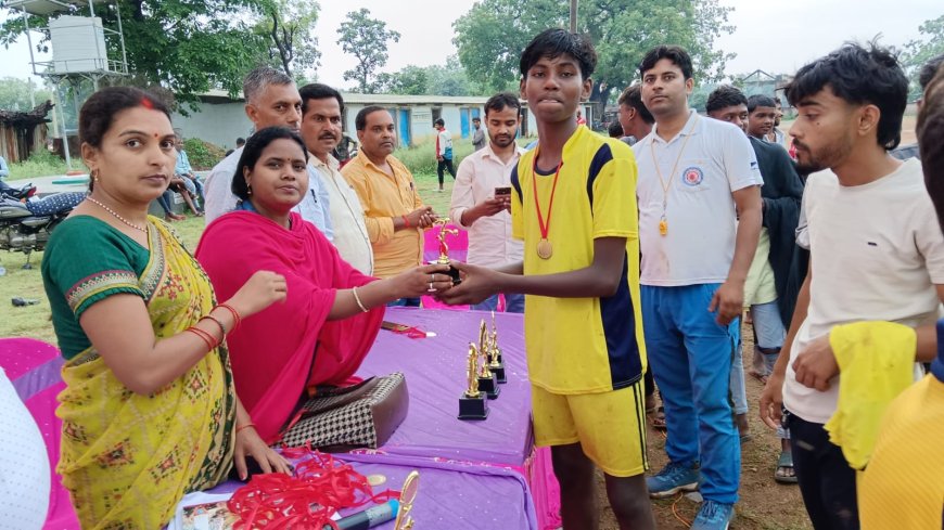 डंडई में प्रखंड स्तरीय फुटबॉल प्रतियोगिता का आयोजन, छात्रों ने दिखाया अपना हुनर