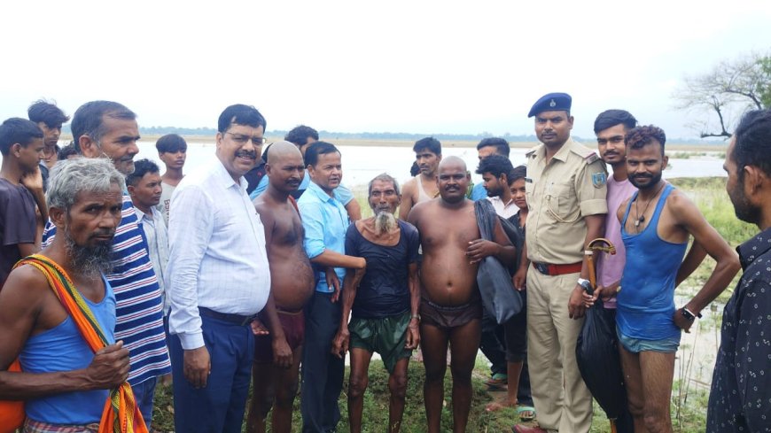 बाढ़ में फंसे वृद्ध व्यक्ति का सुरक्षित रेस्क्यू, प्रशासन ने बढते जलस्तर पर किया अलर्ट
