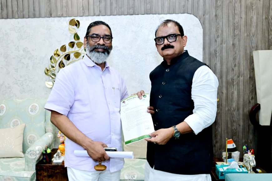ओखरगाड़ा को प्रखंड बनाने की कवायद तेज, पूर्व मंत्री मिथिलेश ने मुख्यमंत्री को सौंपा ज्ञापन