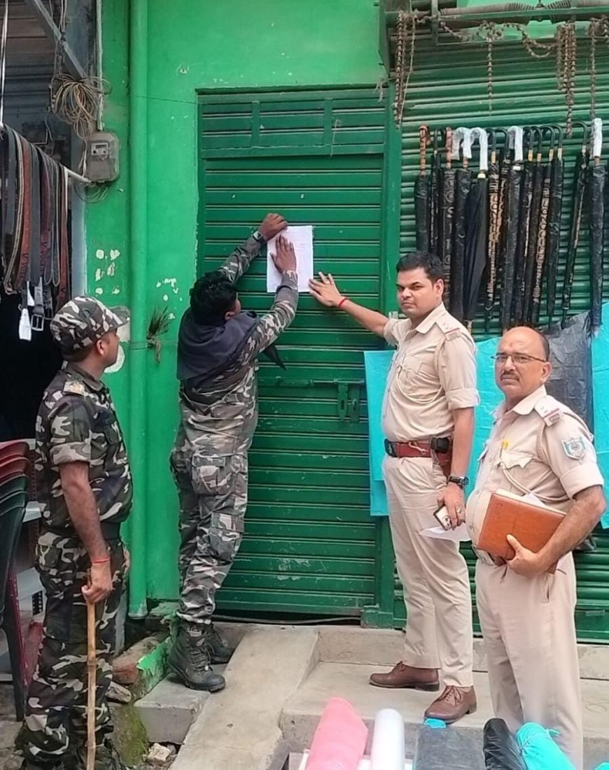 चिट फंड कंपनी के नाम पर लाखों रुपए का ठगी करने वाले फरारी अभियुक्त के घर पुलिस ने चिपकाया इश्तेहार
