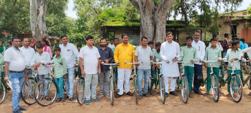विधायक प्रतिनिधि और भाजपा नेताओं ने किया 291 छात्र-छात्राओं के बीच साइकिल वितरण