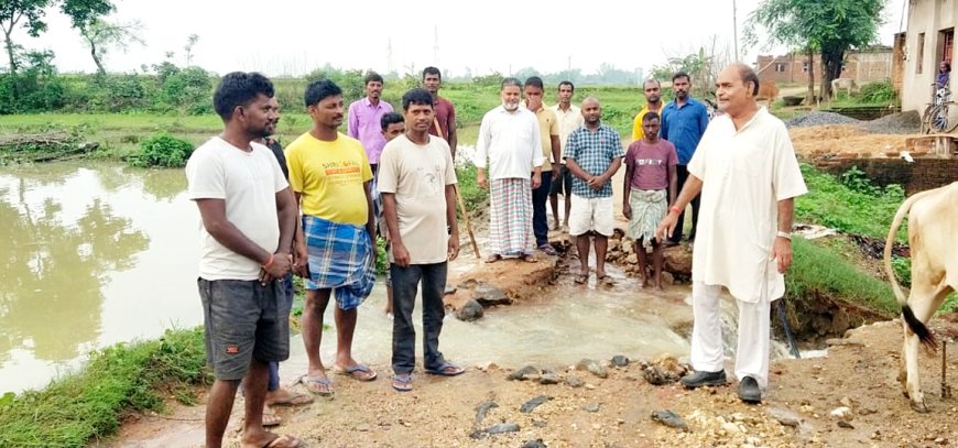 आहर काटने से ग्रामीणों में भारी आक्रोश, बह गई सड़क-कैसे होगा पटवन