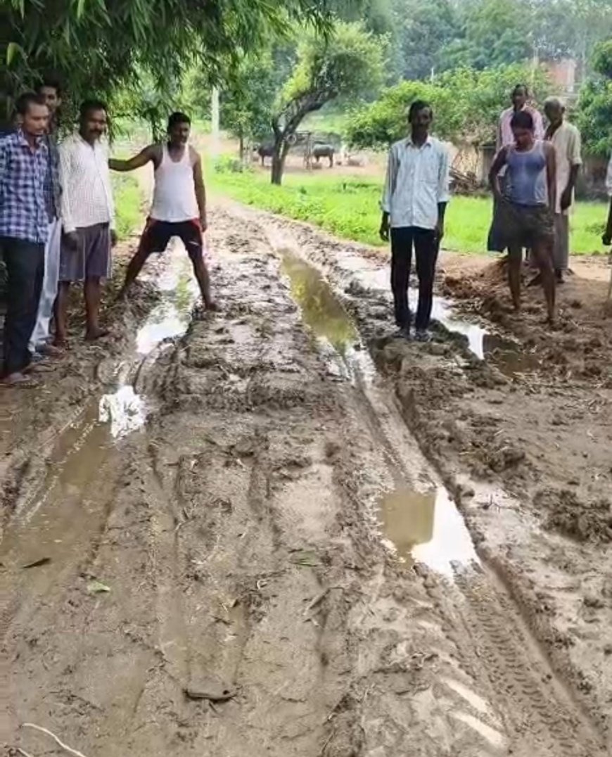 शिलान्यास के दस माह बाद भी मुख्यमंत्री ग्राम सड़क योजना में नहीं लगा काम, ग्रामीणों में आक्रोश