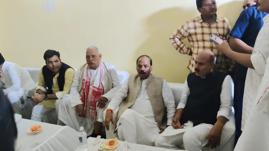 पूर्व मंत्री ददई दुबे के श्राद्ध कर्म में पहुंचे रघुवर दास