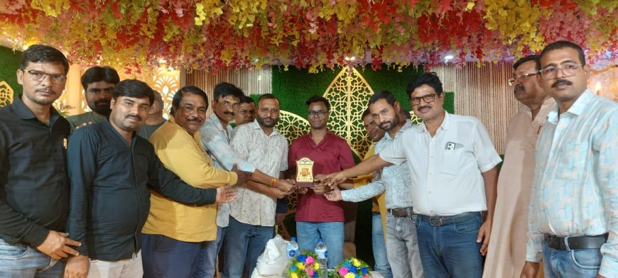 चेंबर की ओर से स्थानांतरित थाना प्रभारी आदित्य कुमार नायक को दी गई विदाई
