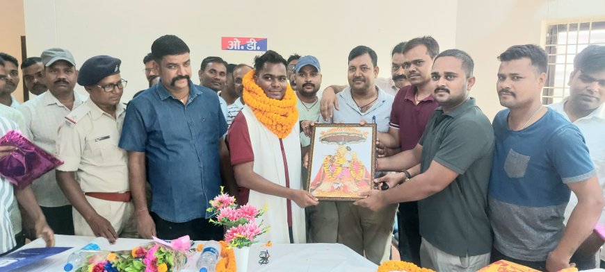 पुलिस परिवार ने पूर्व थाना प्रभारी आदित्य कुमार नायक को दी विदाई