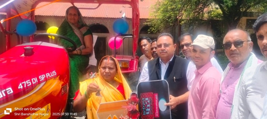 विधायक अनंत ने केतात एवं भवनाथपुर के दो महिला समूह के सदस्यों को सौंपा ट्रैक्टर की चाबी