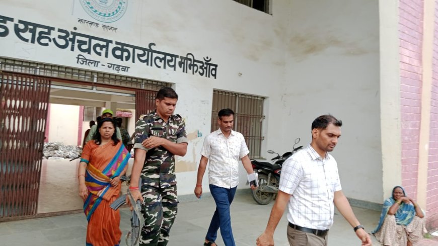 प्रखंड कार्यालय का डीसी ने किया औचक निरीक्षण