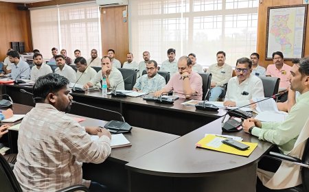 डीसी ने की जल जीवन मिशन और स्वच्छ भारत मिशन की समीक्षा बैठक, ठेकेदारों को दी सख्त चेतावनी