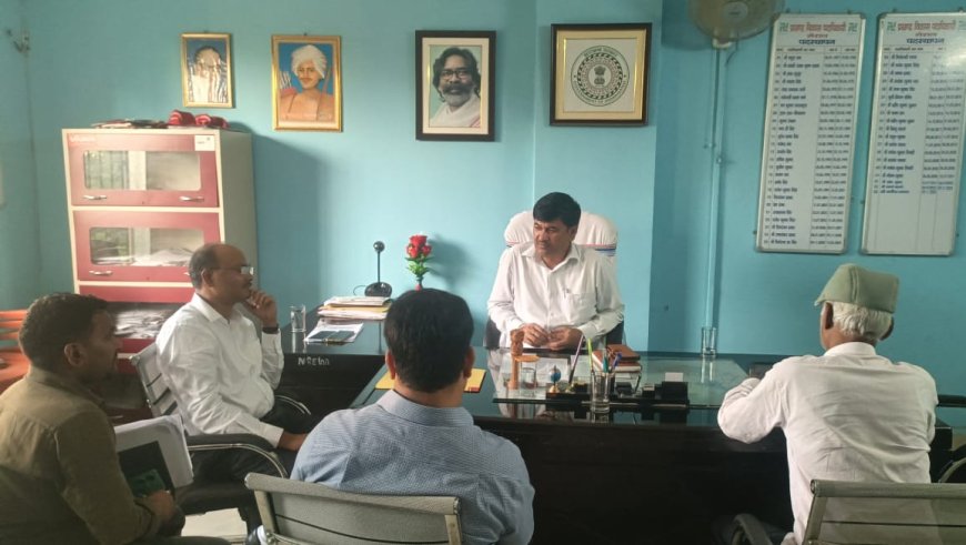 एसडीओ ने मेराल प्रखंड कार्यालय का किया निरीक्षण