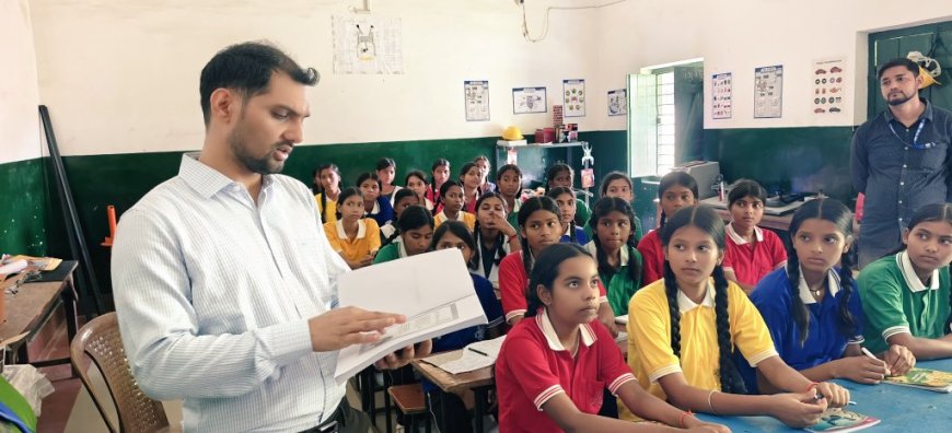 डीसी ने सीएम स्कूल ऑफ एक्सीलेंस का किया औचक निरीक्षण, विद्यार्थियों को पढ़ाकर शिक्षण स्तर की जांच की