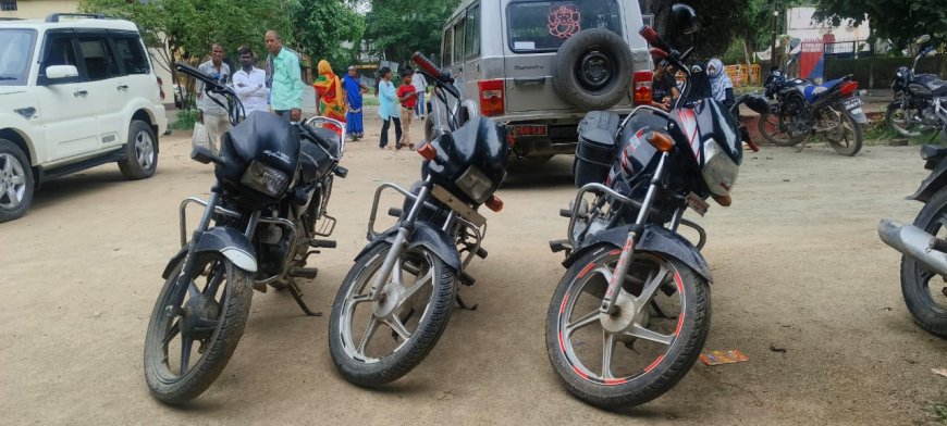 चोरी की बाइक के साथ दो नाबालिग सहित तीन पकड़ाये