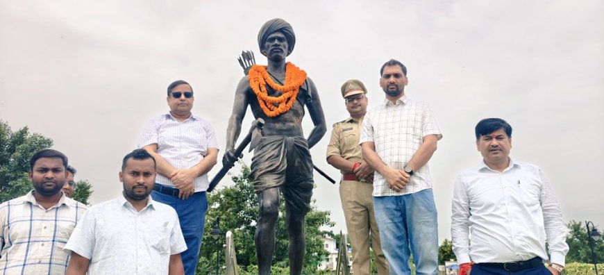 भगवान बिरसा मुंडा को दी गई श्रद्धांजलि