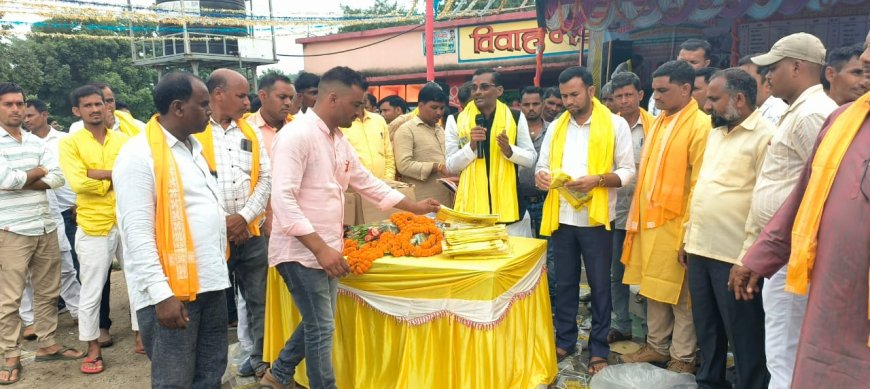 चेगौना धाम परिसर में आयोजित समारोह में सांसद की ओर से कमेटी के सदस्यों को अंगवस्त्र देकर किया गया सम्मानित