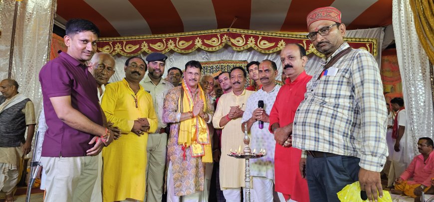 दीप प्रज्ज्वलित कर एवं भगवान की झांकी की आरती उतार कर रासलीला मंचन का शुभारंभ