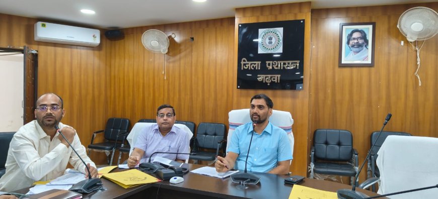 डीसी ने शिक्षकों और छात्रों की उपस्थिति पर जताई नाराजगी