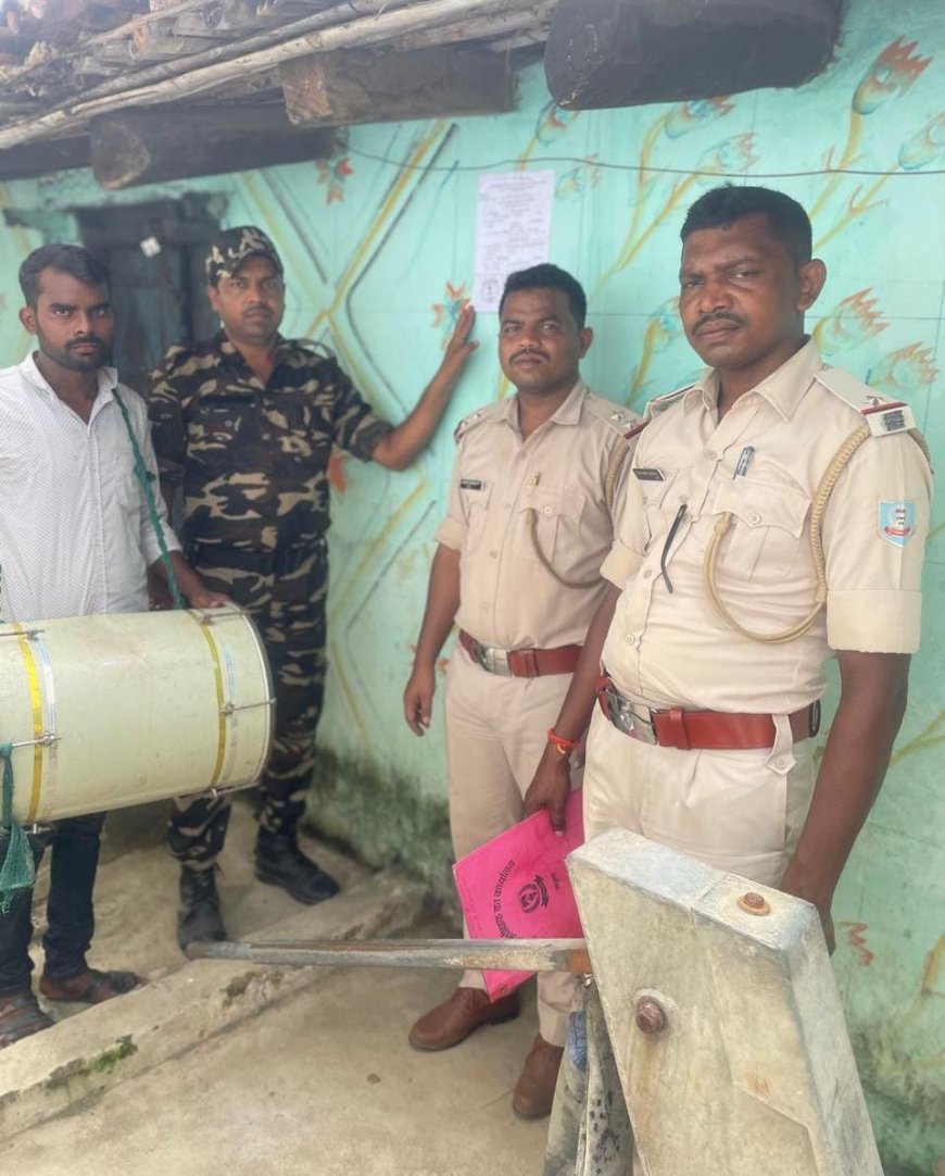 फरार 8 आरोपियों के घर पुलिस ने ढोल बाजा के साथ चिपकाए इश्तिहार