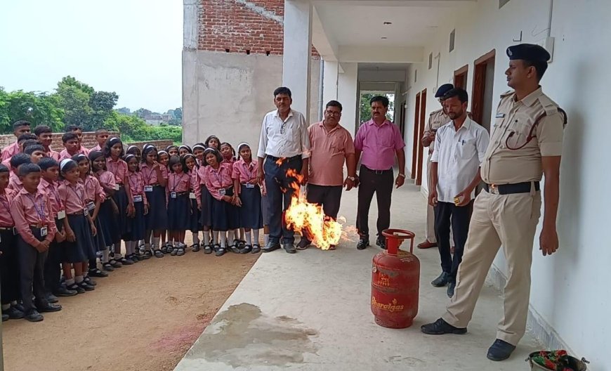 स्कूली बच्चों को अग्निकांड से बचाव की दी गई जानकारी