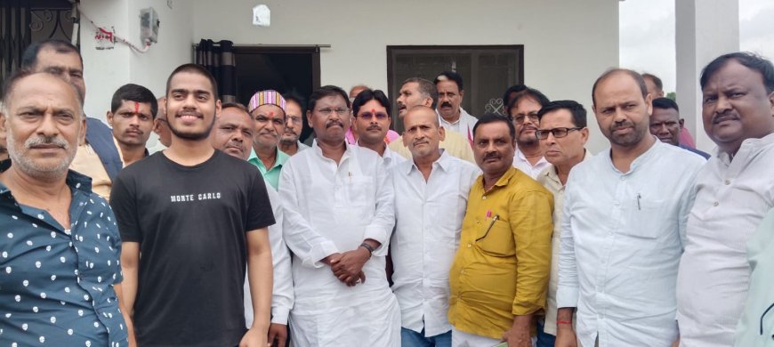 पूर्व मुख्यमंत्री अर्जुन मुंडा ने भाजपा के दिवंगत नेता टिकैत चौबे के परिजनों से मिलकर लिया उनका हाल चाल