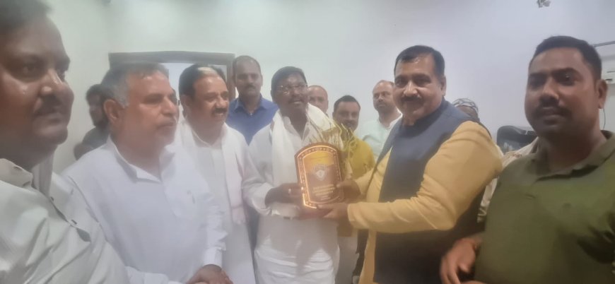 पूर्व सीएम अर्जुन मुंडा ने आरसीयू के गेस्ट हाउस में पार्टी के नेताओं व कार्यकर्ताओं के साथ की मंत्रणा