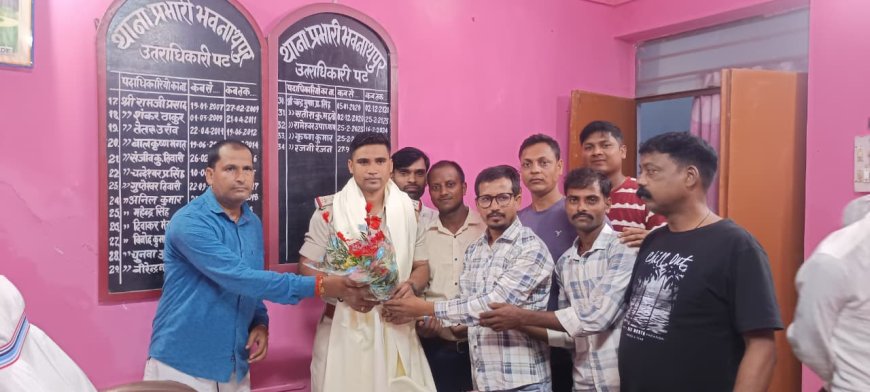 पुलिस ने लूटकांड का तीन घंटे में किया उद्भेदन, ग्रामीणों ने थाना प्रभारी को किया सम्मानित