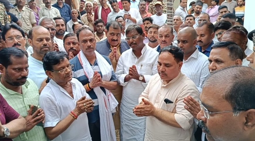 पर्यावरणविद कौशल ने स्व हीरा राम व ध्रुव नारायण सिंह की स्मृति में पूर्व सीएम अर्जुन मुंडा के साथ किया पौधरोपण