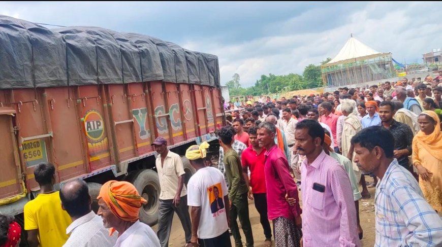 यूरिया खाद की किल्लत से परेशान किसान सड़क पर उतरे, जमकर किया हंगामा
