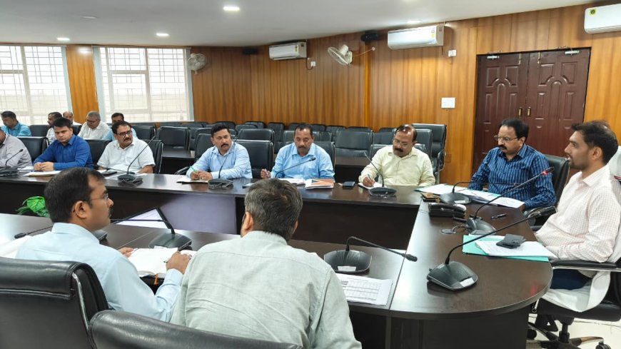 डीसी ने राजस्व कार्यों की समीक्षा बैठक में अधिकारियों को दिये सख्त निर्देश, लापरवाही पर कार्रवाई की चेतावनी