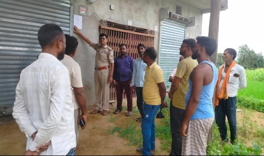 मारपीट के फरार आरोपी के घर पुलिस ने चिपकाया इश्तेहार