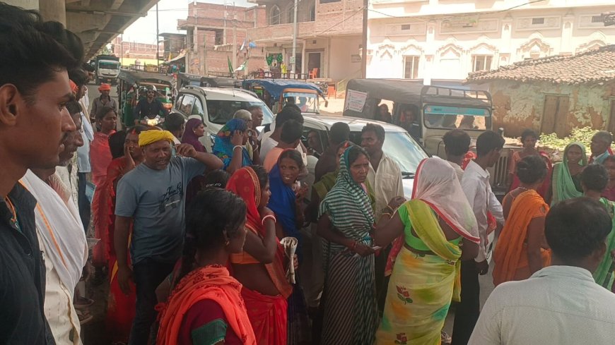 मेराल में खाद की किल्लत को लेकर किसान आक्रोशित, दुकान पर लग रही लंबी कतार