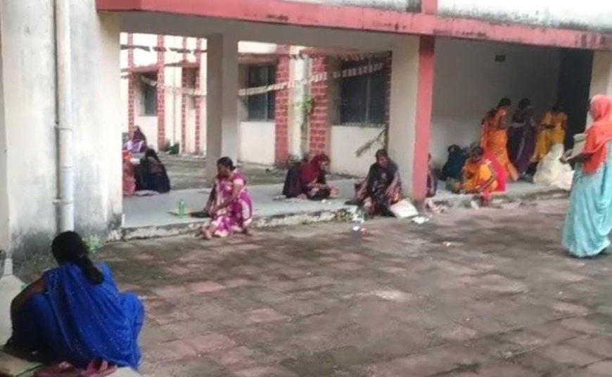 जमीन में बैठकर खाना खाते दिखीं पंचायत को सशक्त बनाने के लिए प्रशिक्षण में महिला वार्ड सदस्य